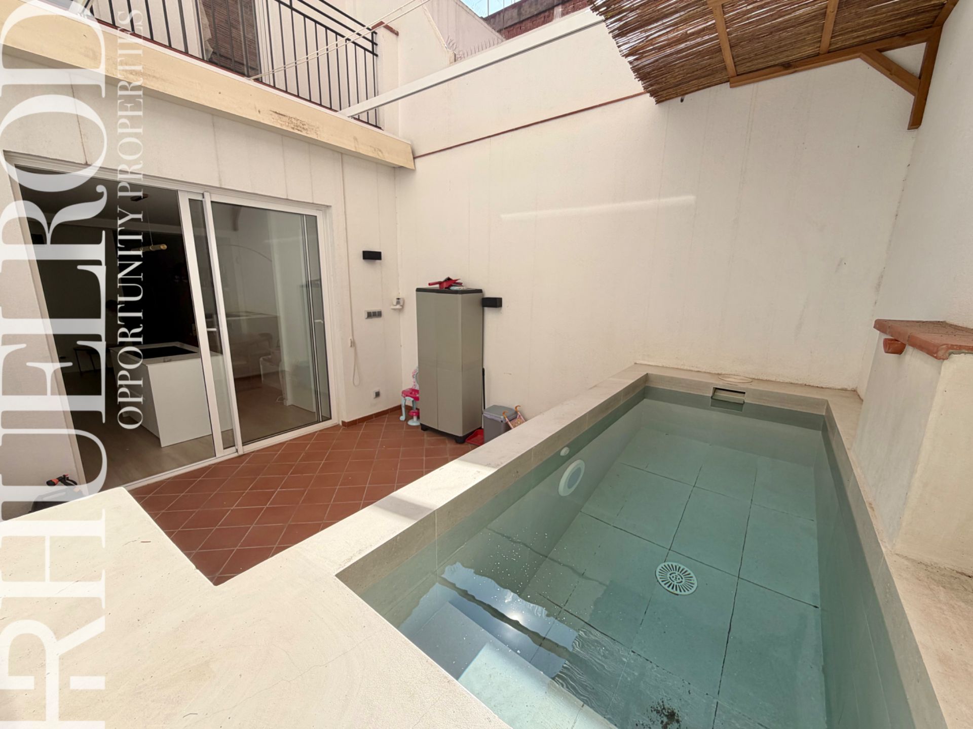 Piscina de Planta baixa en venda en Calella amb Aire condicionat, Parquet i Terrassa