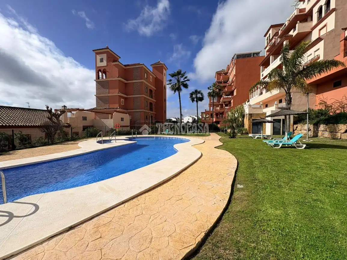 Vista exterior de Piso en venta en Manilva con Aire acondicionado, Terraza y Piscina comunitaria