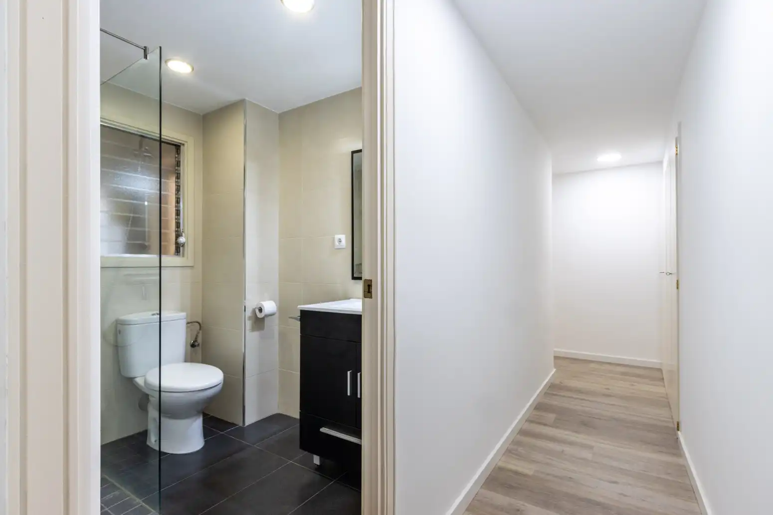 Badezimmer von Wohnung zum Verkauf in Terrassa mit Heizung, Parkett und Balkon