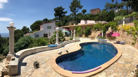 Casa con vista al mar, piscina, pista de tenis y gran jardín