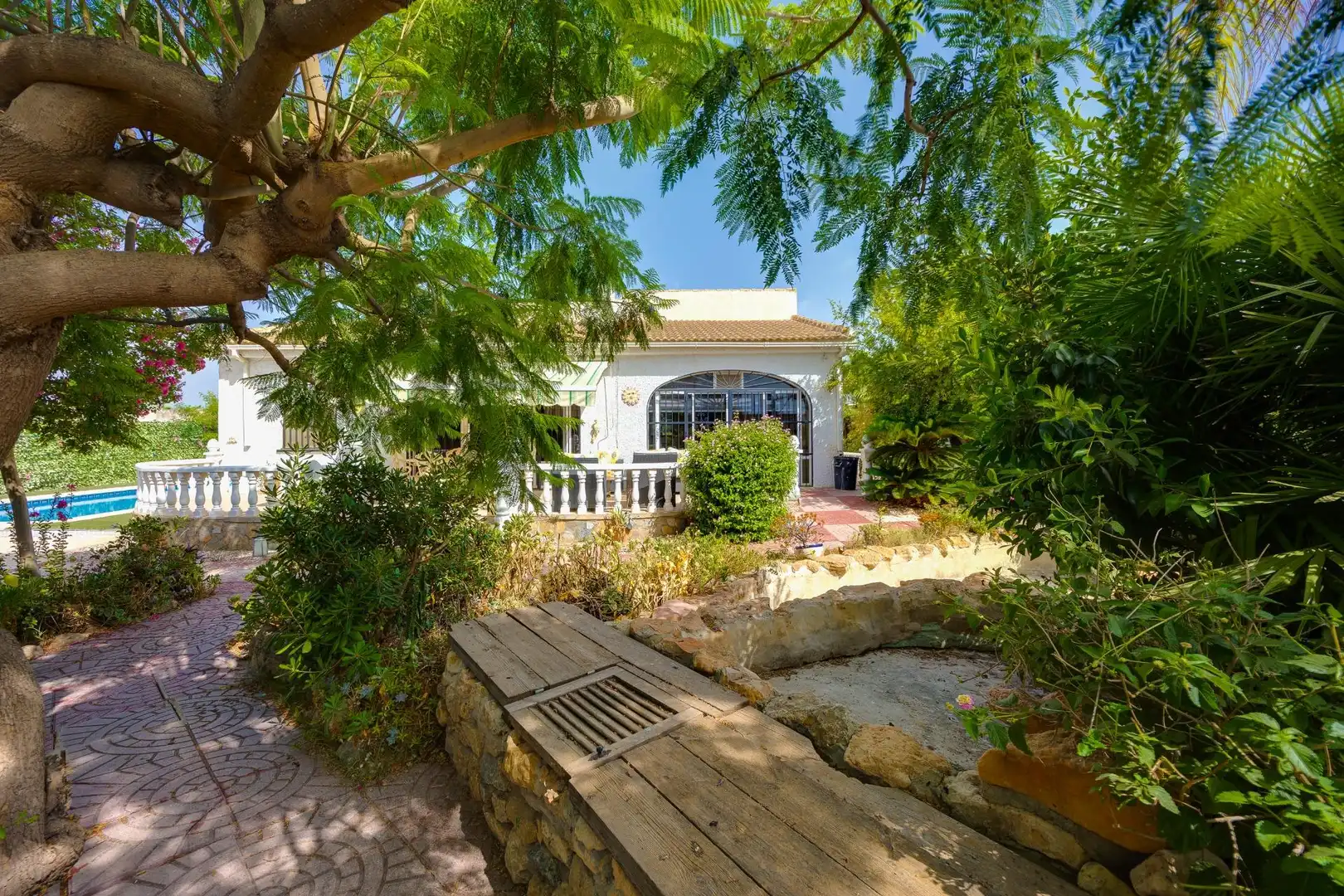 Vista exterior de Casa o xalet en venda en Torrevieja amb Aire condicionat, Jardí privat i Terrassa