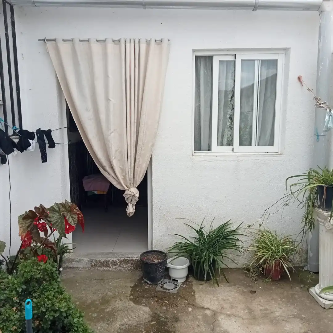 Einfamilien-Reihenhaus zum Verkauf in Huélaga mit Klimaanlage, Privatgarten und Terrasse