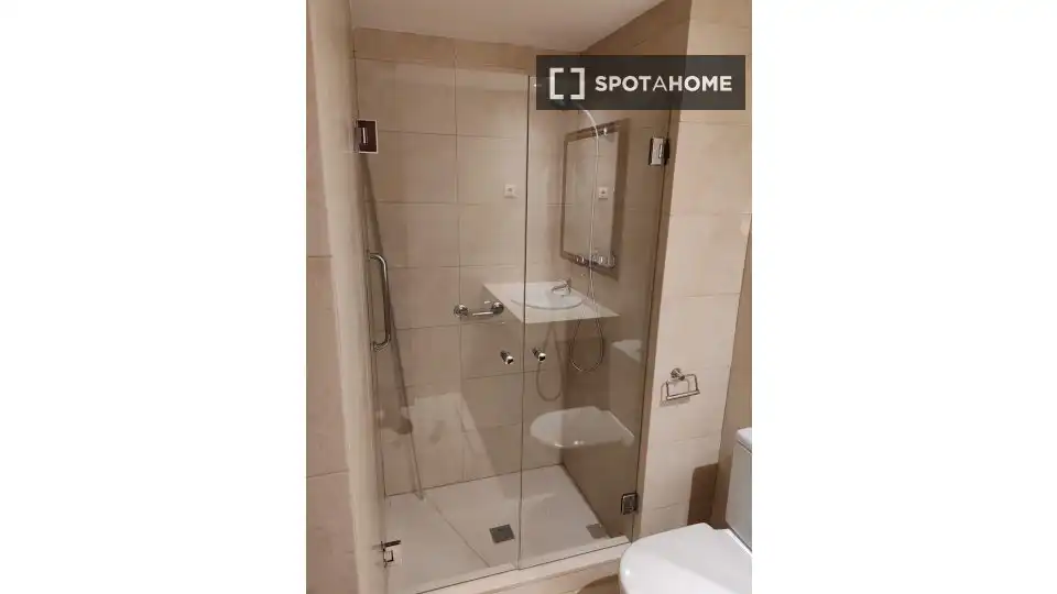 Badezimmer von Wohnung zur untervermieten in Barcelona mit Klimaanlage, Terrasse und Möbliert