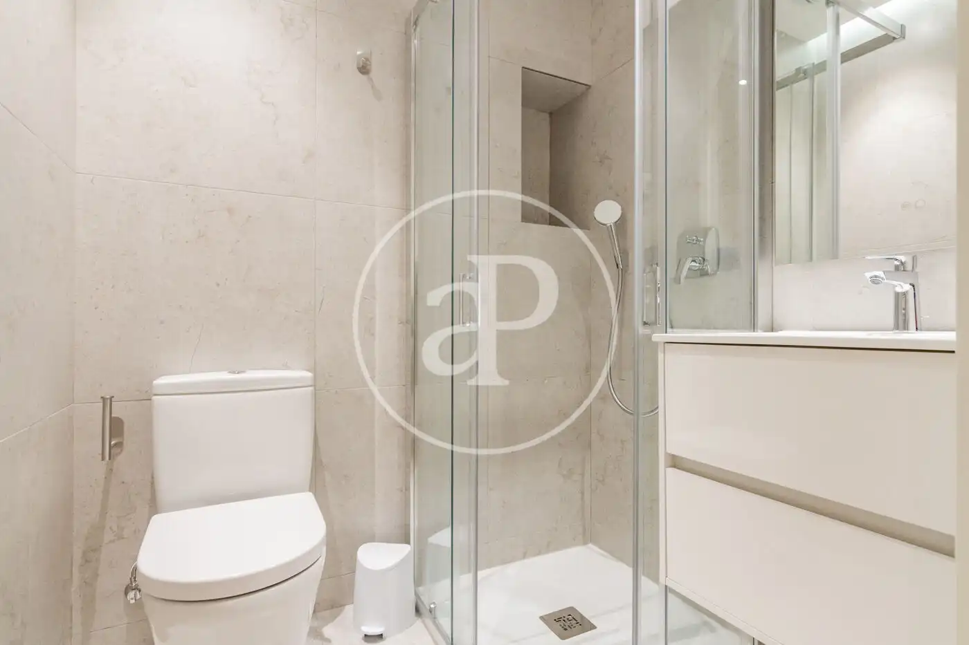 Bathroom of Flat for rent in Madrid  with Air Conditioner, Heating and Storage room