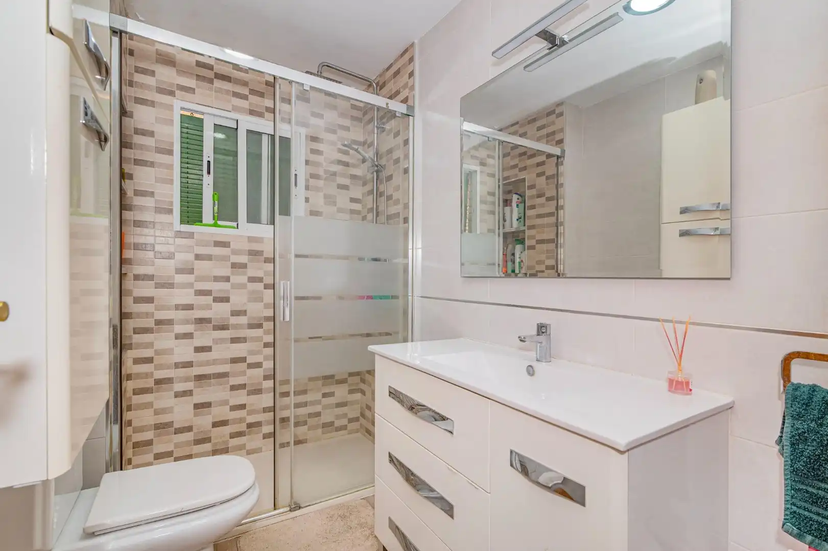 Bathroom of Flat for sale in Atarfe  with Air Conditioner, Heating and Terrace