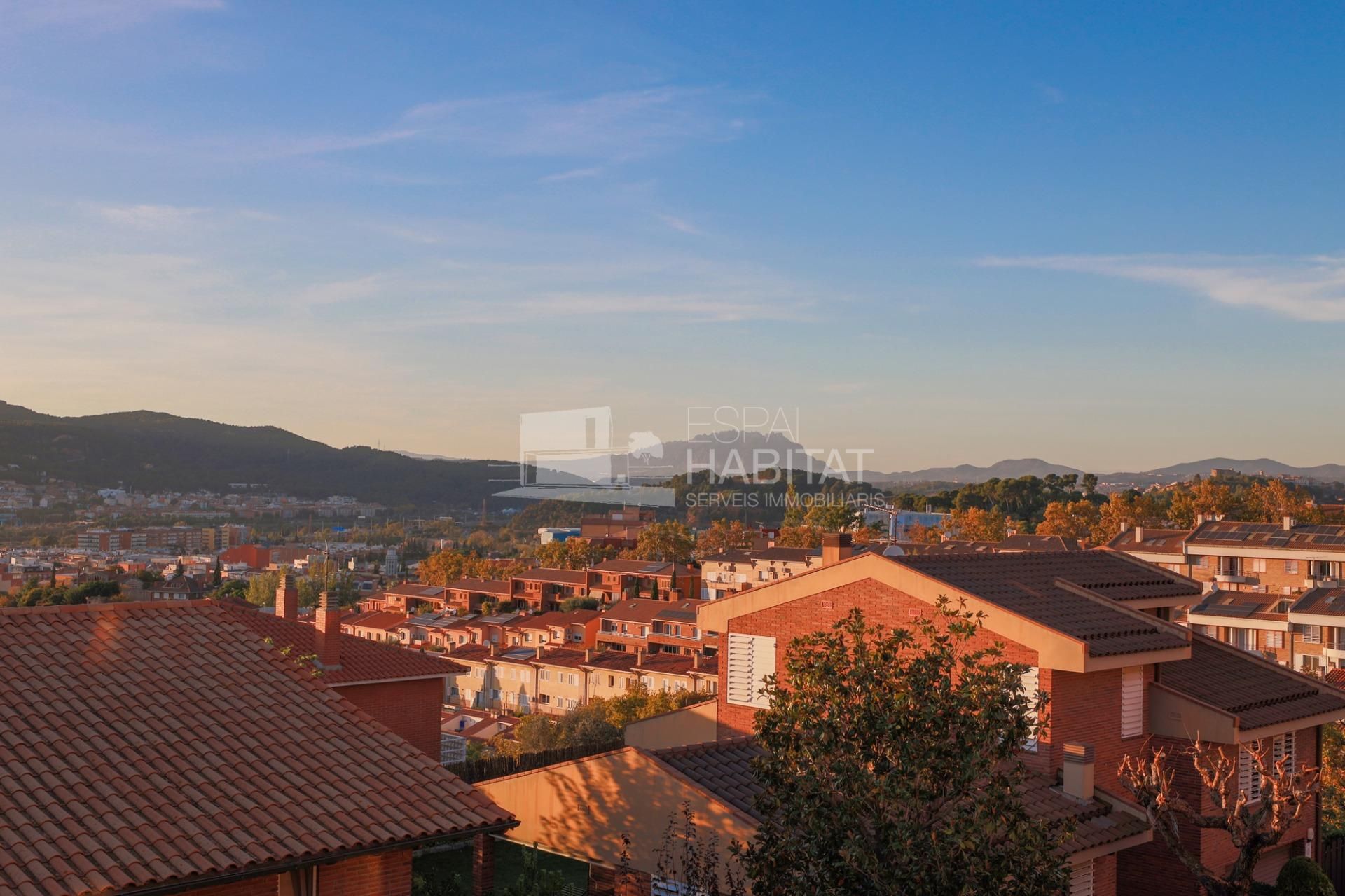 Vista exterior de Casa adosada en venda en Molins de Rei amb Aire condicionat, Calefacció i Jardí privat
