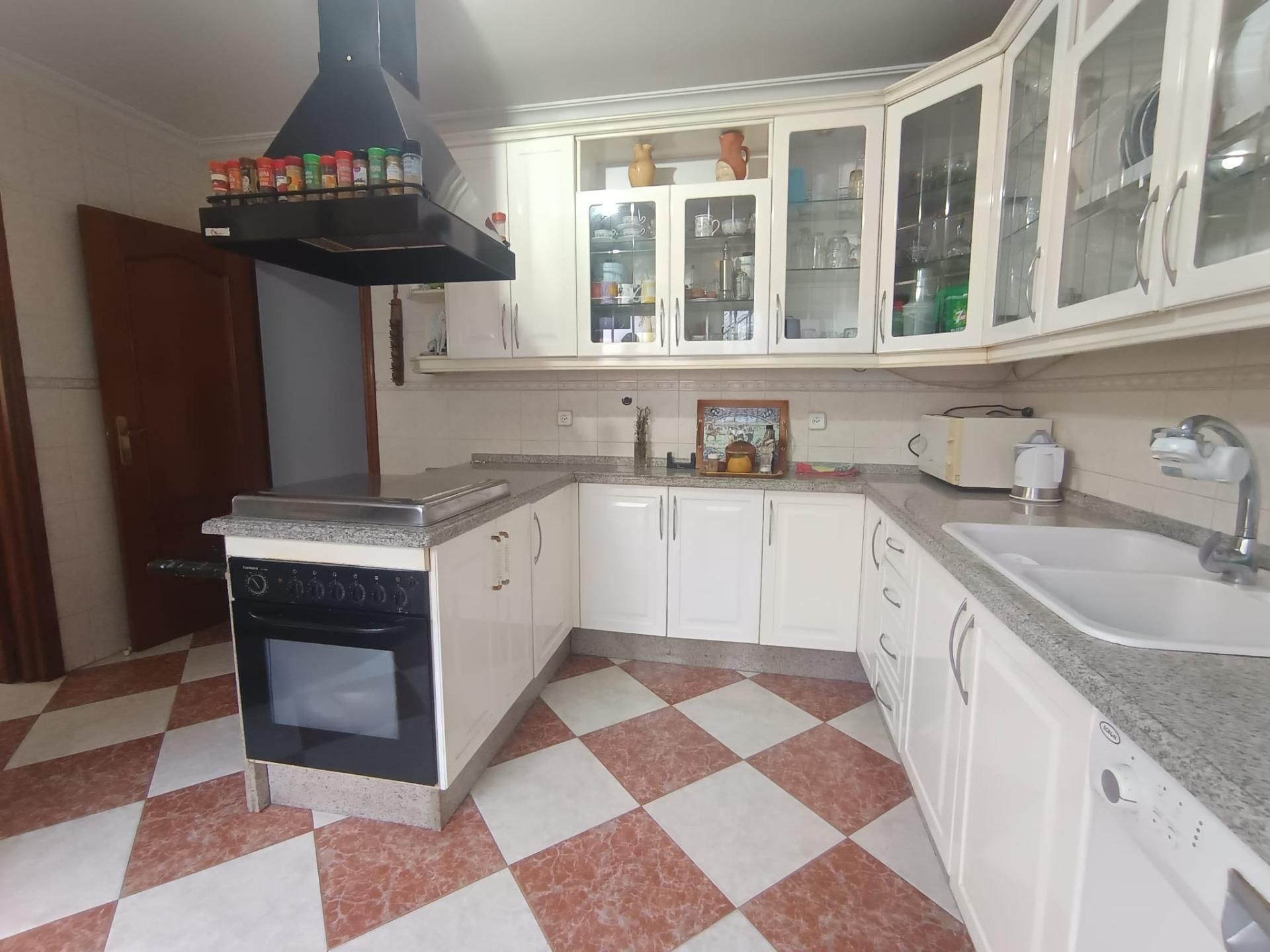 Cuina de Casa adosada en venda en Mairena del Aljarafe amb Jardí privat