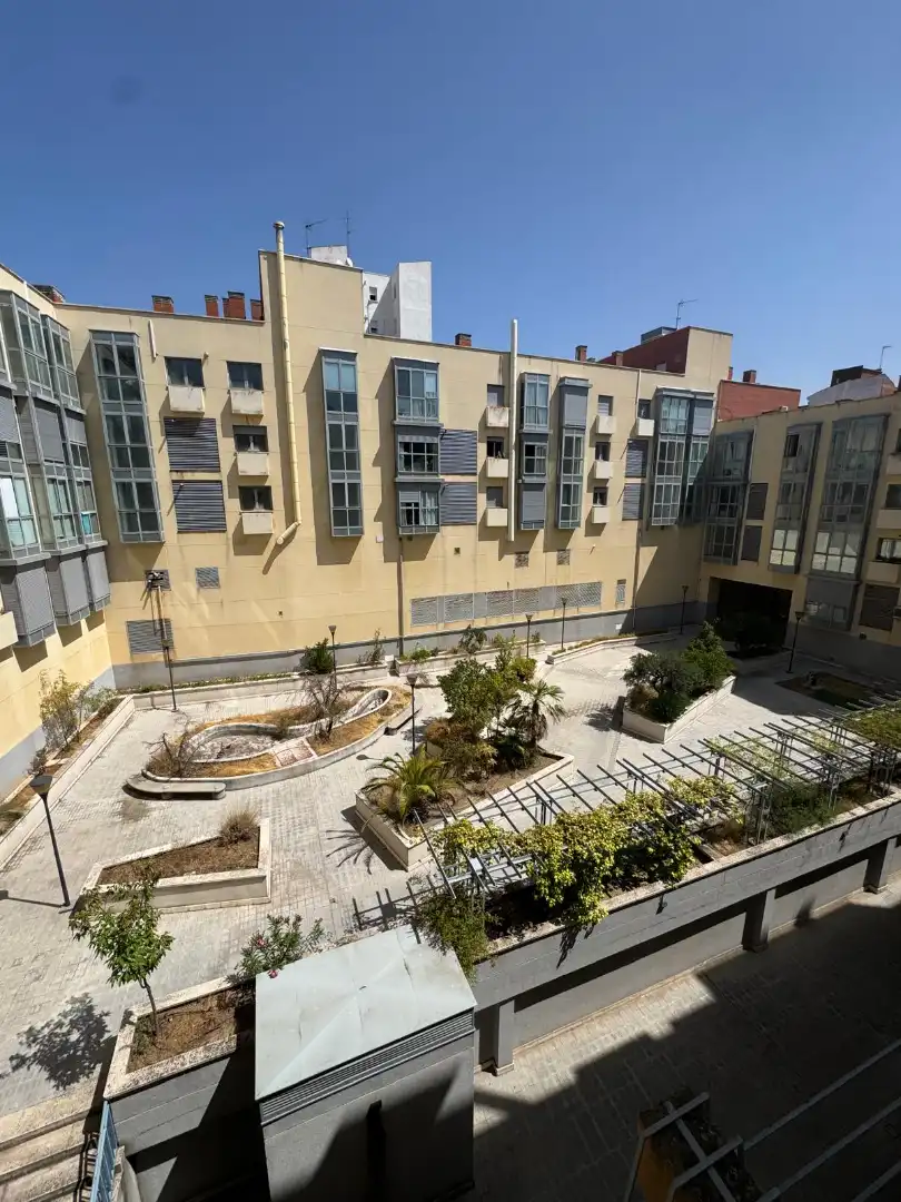 Vista exterior de Piso en venta en Madrid con Calefacción, Jardín privado y Parquet