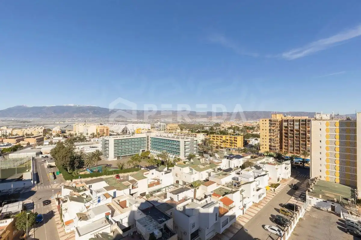 Vista exterior de Ático en venta en Roquetas de Mar con Aire acondicionado, Jardín privado y Amueblado