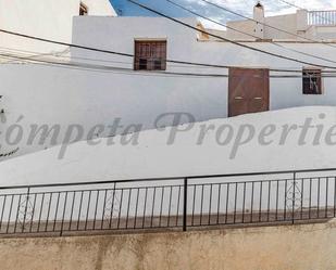 Vista exterior de Casa adosada en venda en Salares amb Calefacció