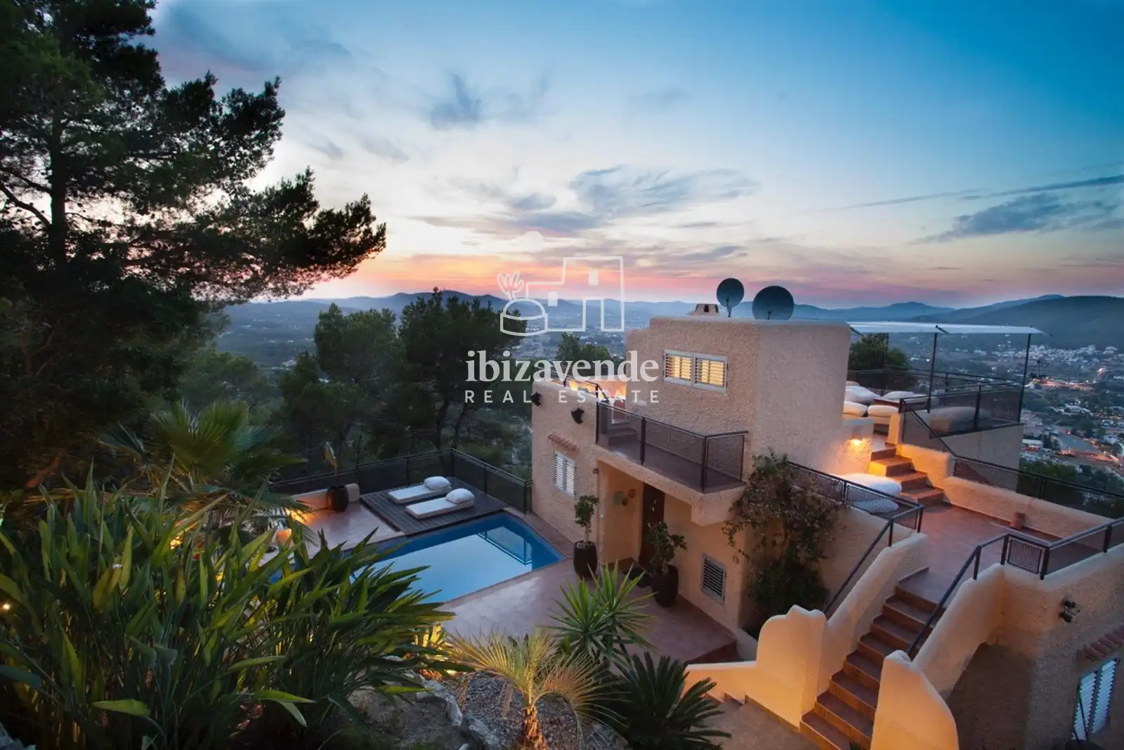 Vista exterior de Casa o xalet de lloguer en Santa Eulària des Riu amb Calefacció, Terrassa i Piscina