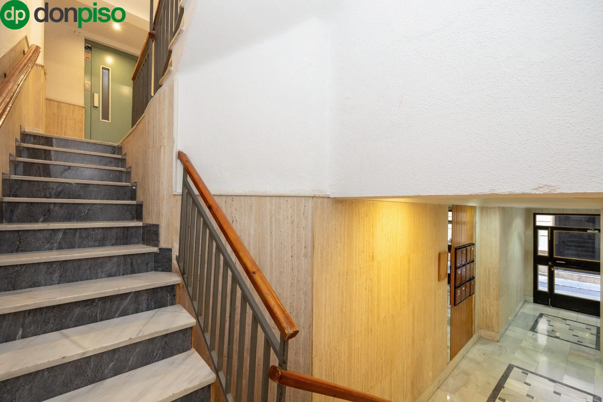 Àtic en venda en  Granada Capital amb Aire condicionat, Terrassa i Alarma