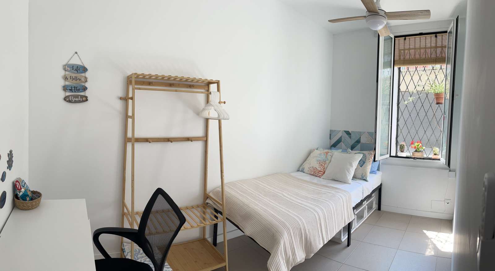 Bedroom of Flat to share in  Barcelona Capital  with Air Conditioner, Heating and Terrace