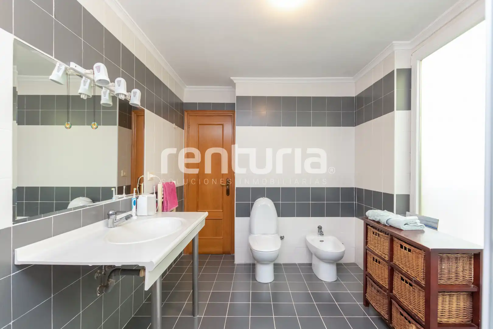 Bathroom of Houses for sale in Sagunto / Sagunt  with Air Conditioner, Heating and Private garden