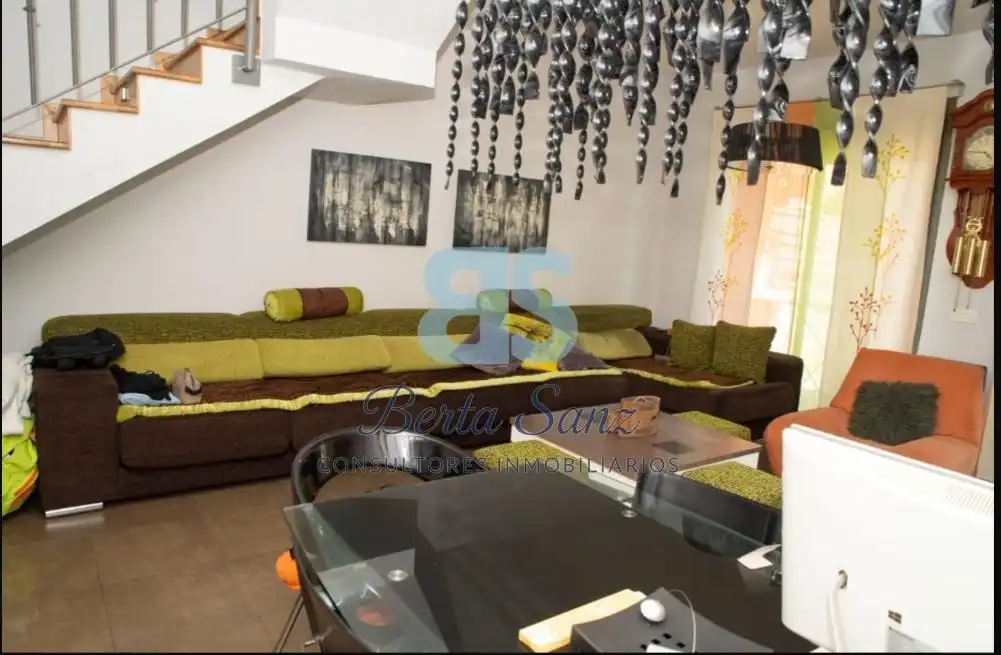 Sala de estar de Casa adosada en venta en Pioz con Aire acondicionado, Calefacción y Jardín privado