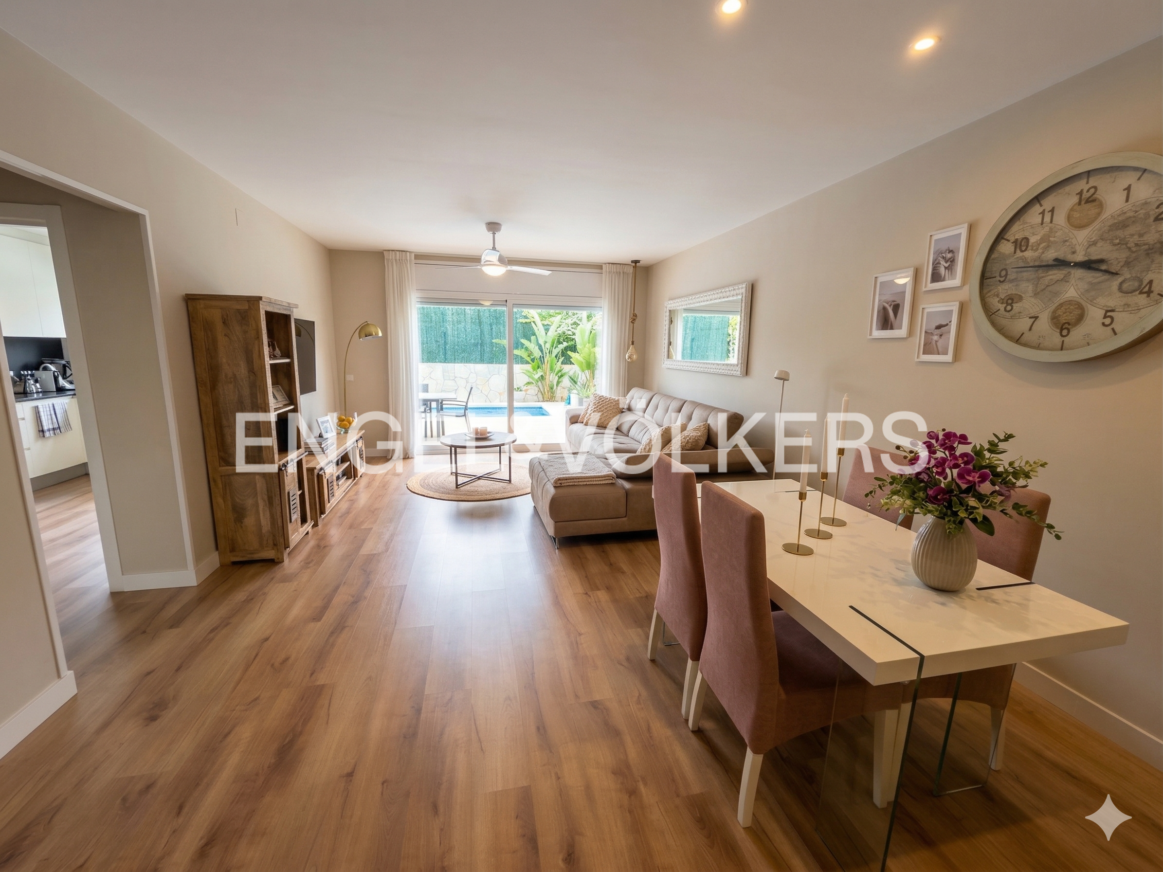 Sala de estar de Casa adosada en venta en Vilanova i la Geltrú con Aire acondicionado, Calefacción y Parquet