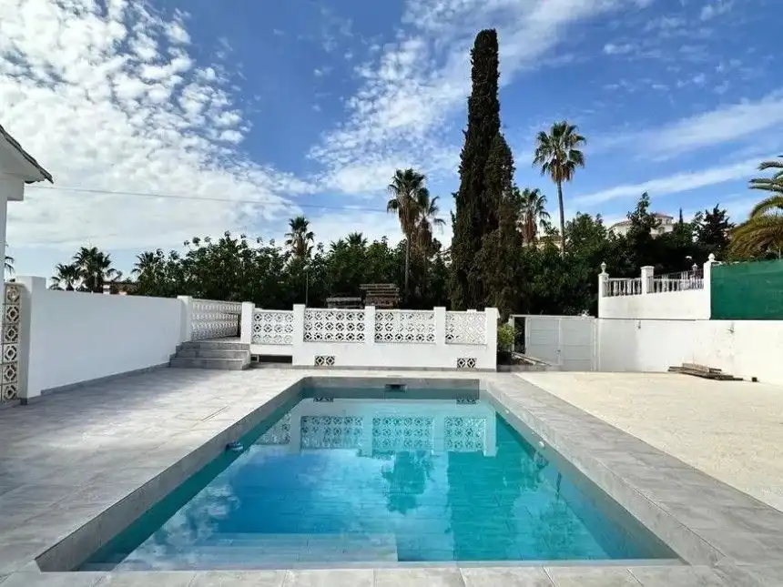 Piscina de Casa o xalet en venda en Vélez-Málaga amb Aire condicionat, Calefacció i Jardí privat