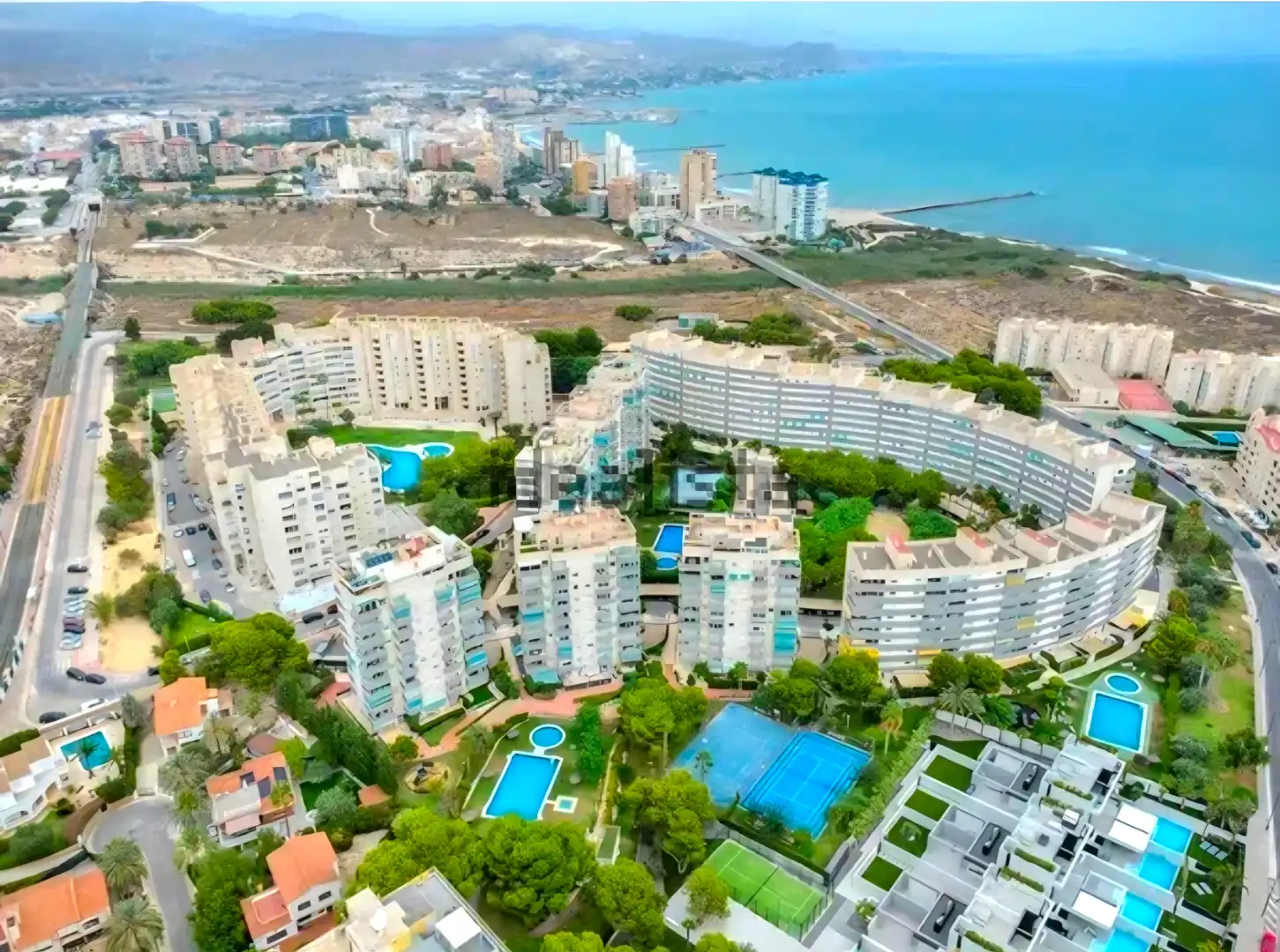 Vista exterior de Àtic en venda en El Campello amb Aire condicionat, Terrassa i Piscina comunitària