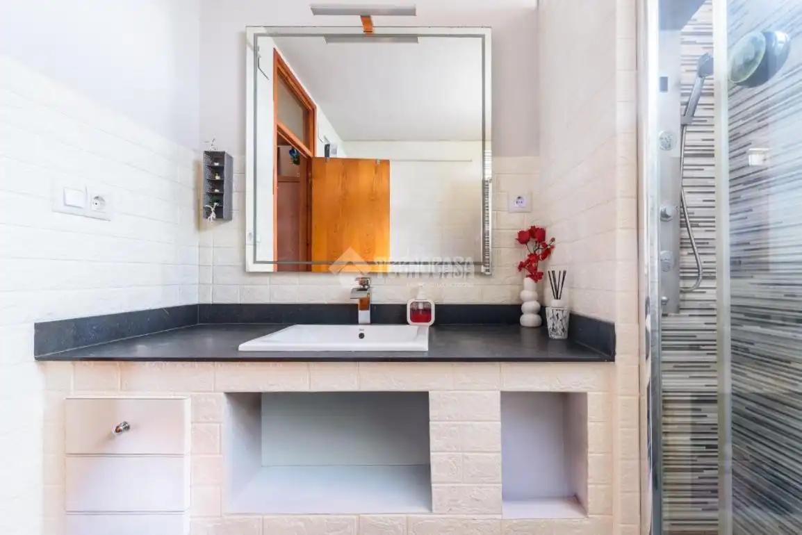 Semi-detached house with terrace for sale in Av. Corts Catalanes, imagen 12