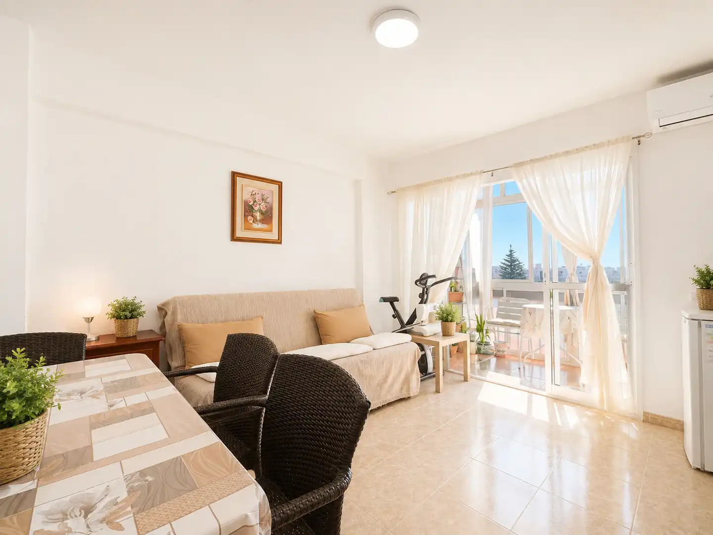 Sala d'estar de Pis en venda en Benalmádena amb Aire condicionat, Terrassa i Moblat