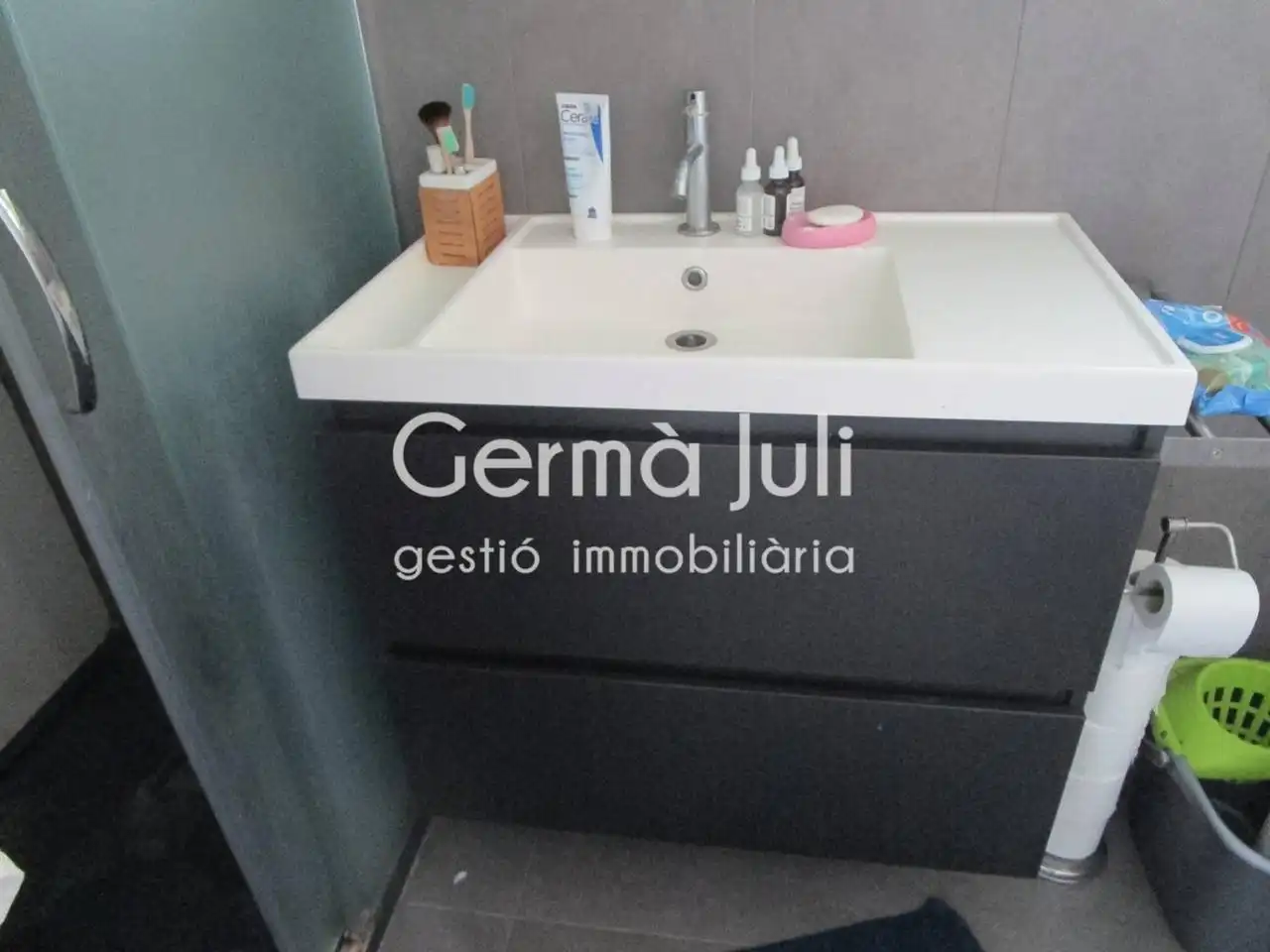 Bany de Pis en venda en Badalona amb Calefacció i Balcó