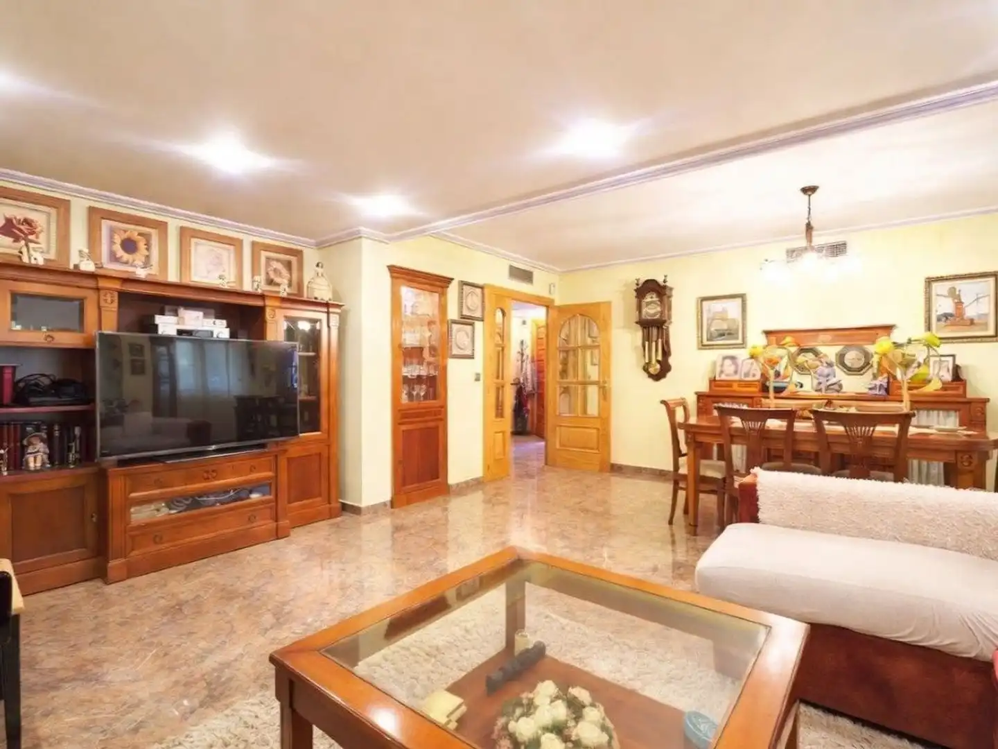 Sala d'estar de Casa o xalet en venda en Zaragoza amb Aire condicionat, Calefacció i Jardí privat