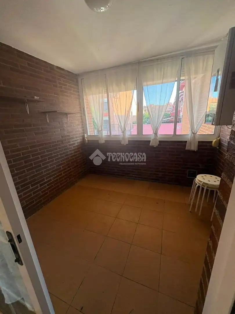 Dormitori de Casa adosada en venda en Valladolid amb Calefacció i Parquet