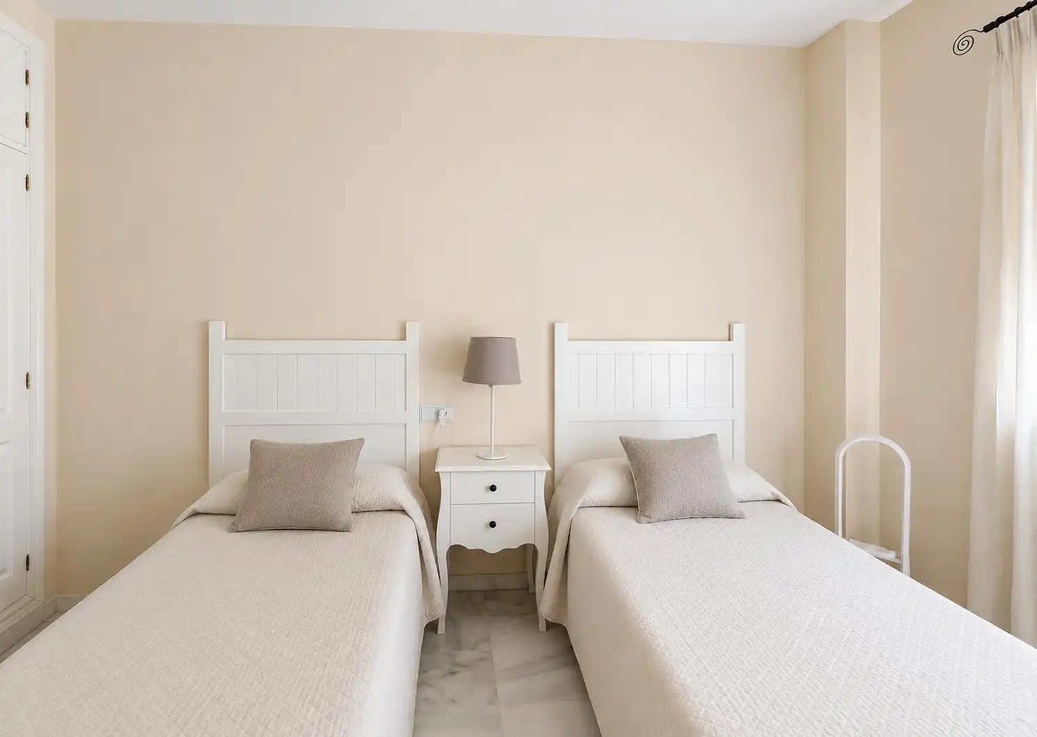 Habitación de Piso en venta en Manilva con Terraza, Trastero y Horno
