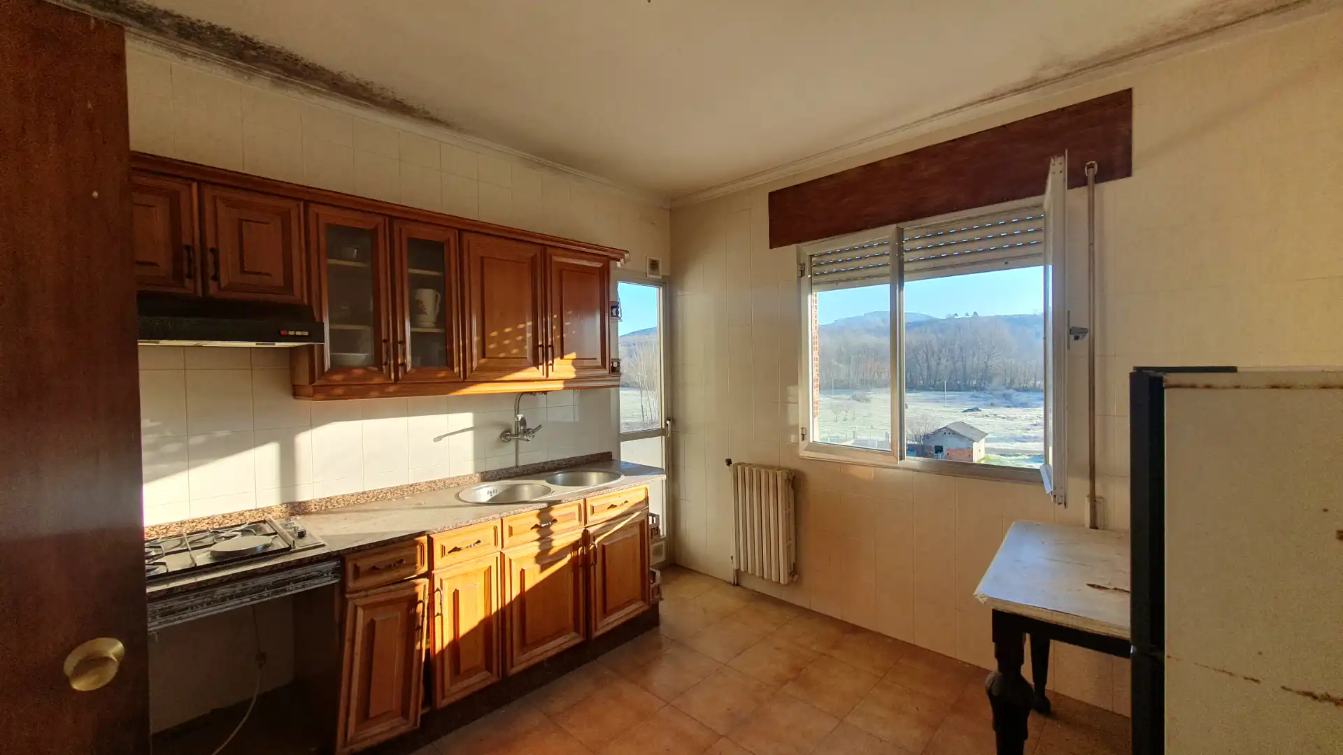 Cuina de Casa o xalet en venda en Vega de Espinareda amb Calefacció, Jardí privat i Terrassa
