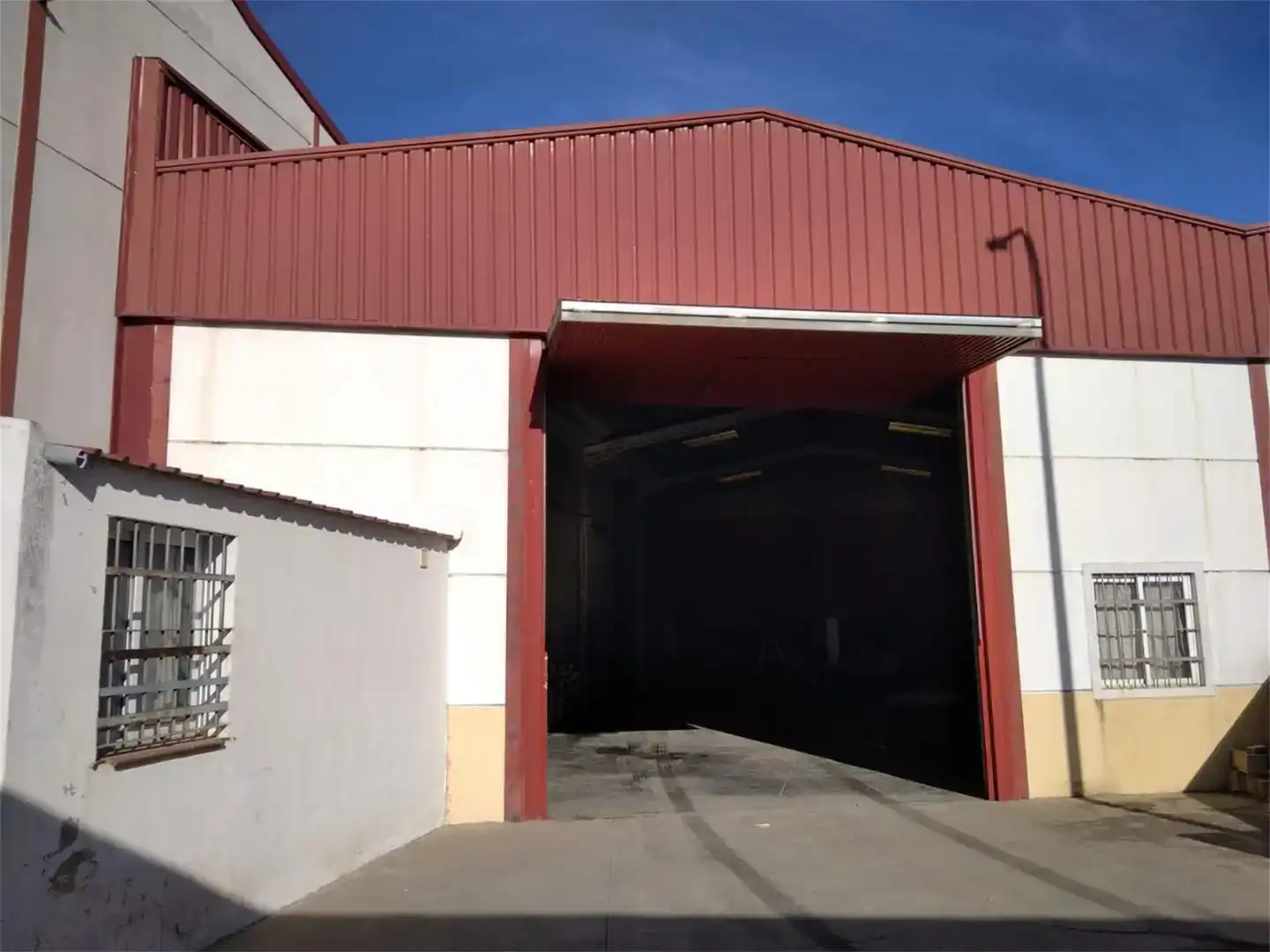 Vista exterior de Nau industrial en venda en Santa Olalla del Cala, Huelva