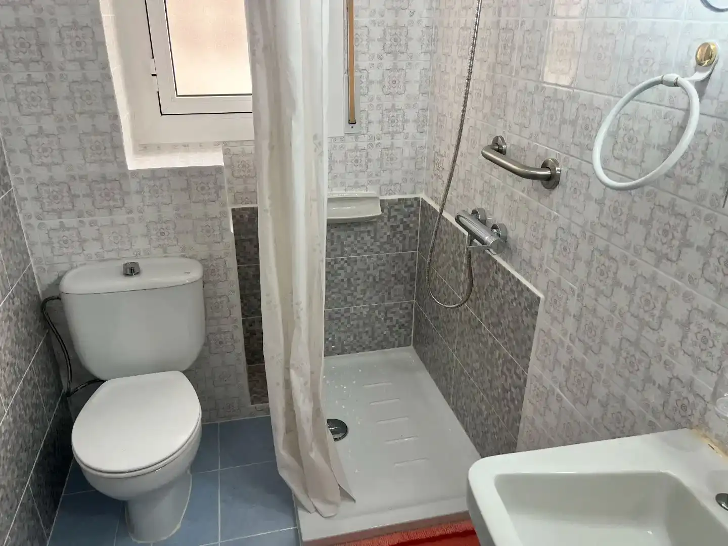 Badezimmer von Wohnung zur Miete in L'Ampolla mit Klimaanlage, Abstellraum und Möbliert