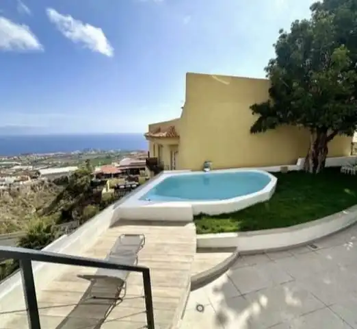 Vista exterior de Casa o xalet en venda en Adeje amb Jardí privat, Terrassa i Piscina