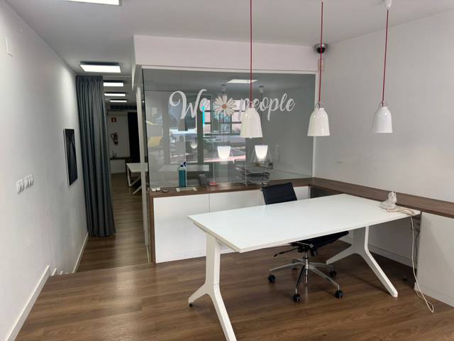 Oficina en Alquiler en Plaça de Mossèn Jacint Verdaguer, 19 en Barri del Centre