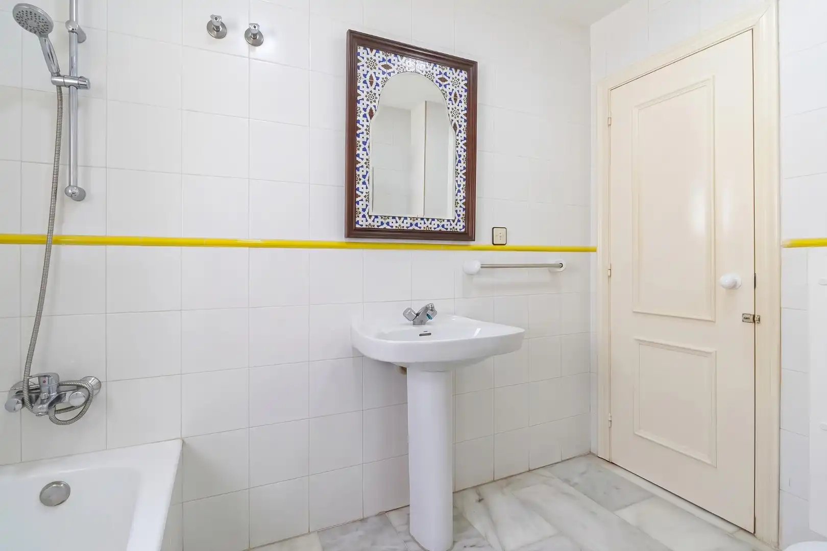 Baño de Piso en venta en Motril con Terraza y Piscina comunitaria