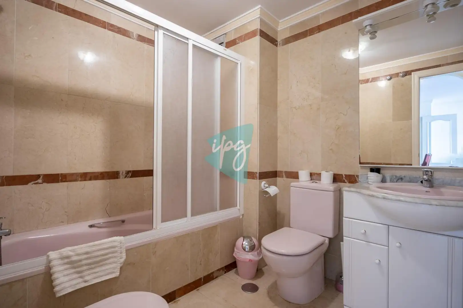 Baño de Piso en venta en Estepona con Aire acondicionado, Terraza y Amueblado
