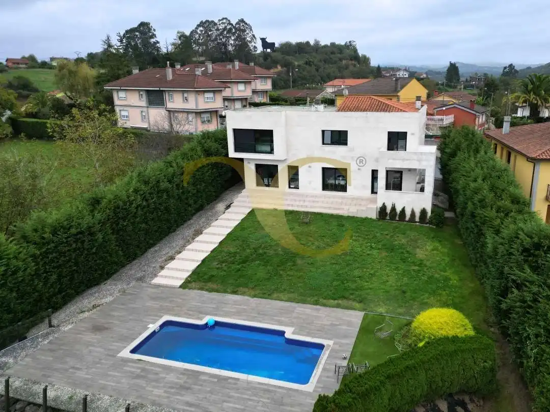 Vista exterior de Casa o xalet en venda en Oviedo  amb Calefacció, Jardí privat i Terrassa