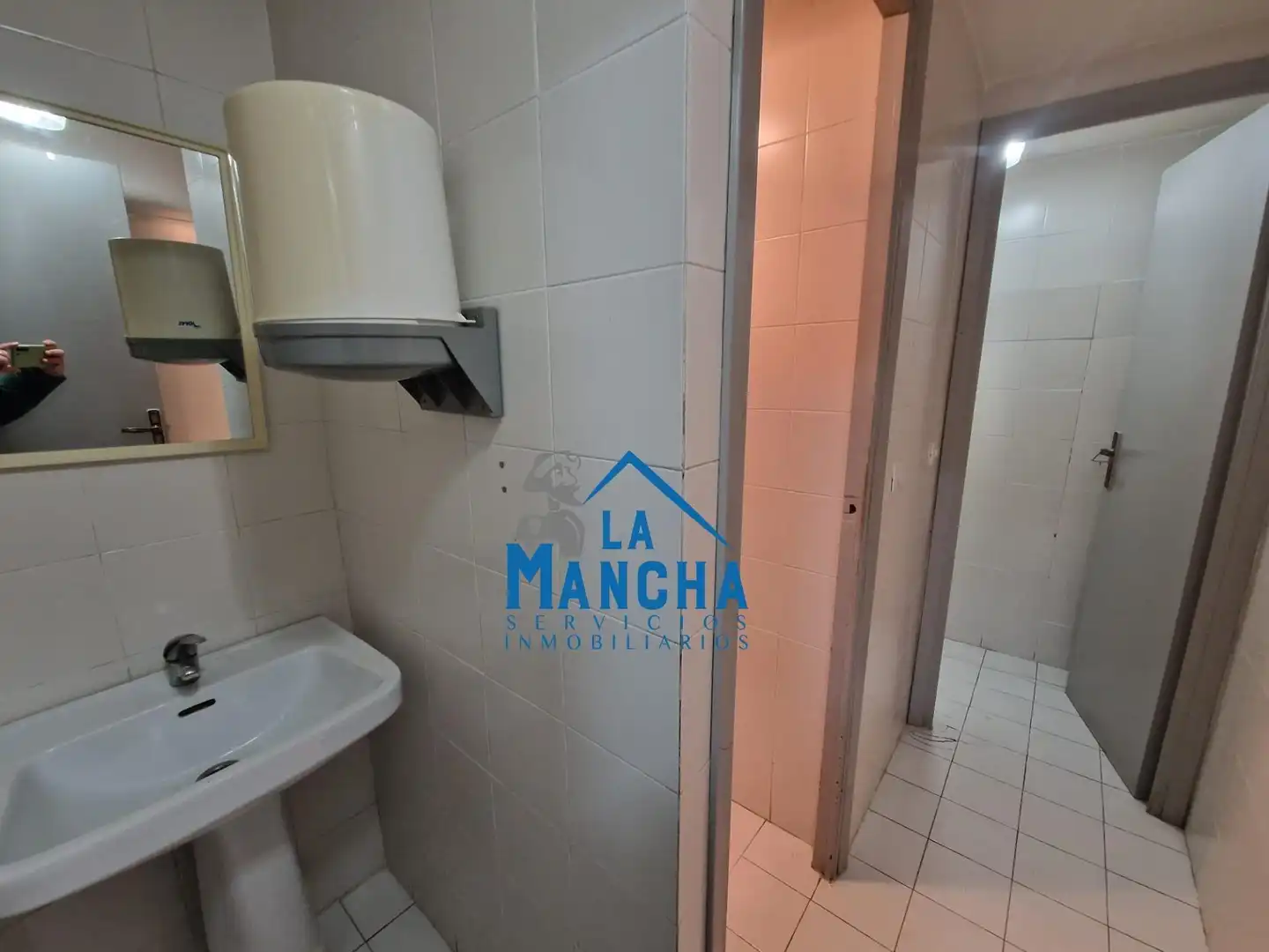 Badezimmer von Geschaftsraum zur Miete in Albacete mit Klimaanlage