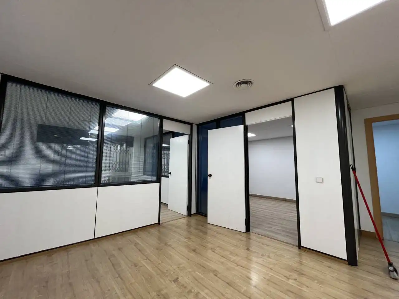 Büro zur Miete in Barcelona mit Klimaanlage, Heizung und Alarm