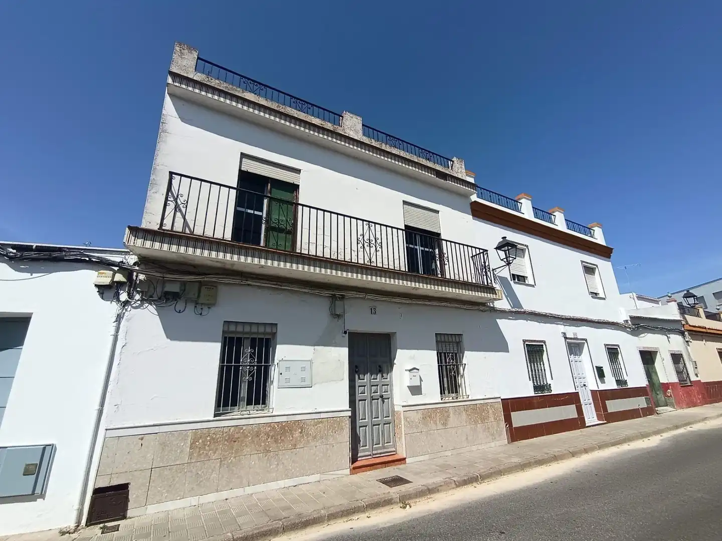 Vista exterior de Casa adosada en venda en Gines amb Terrassa