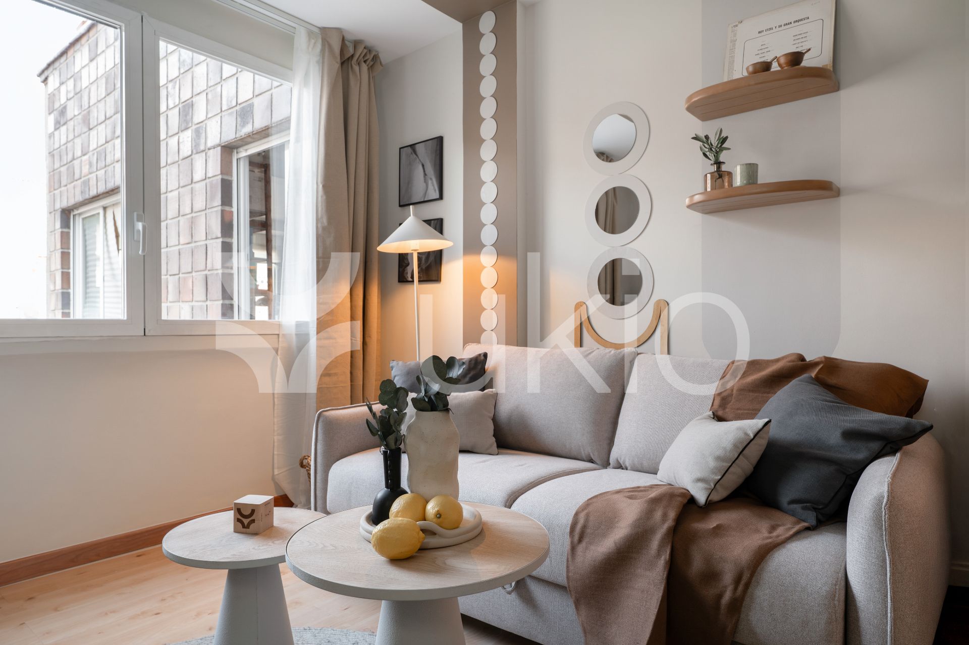 Sala d'estar de Apartament de lloguer en  Madrid Capital amb Aire condicionat, Calefacció i Moblat