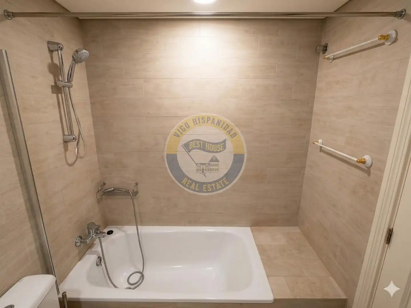 Baño de Apartamento en venta en Vigo  con Calefacción y Amueblado
