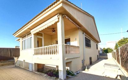 Vista exterior de Casa o xalet en venda en Vilanova i la Geltrú amb Terrassa i Balcó