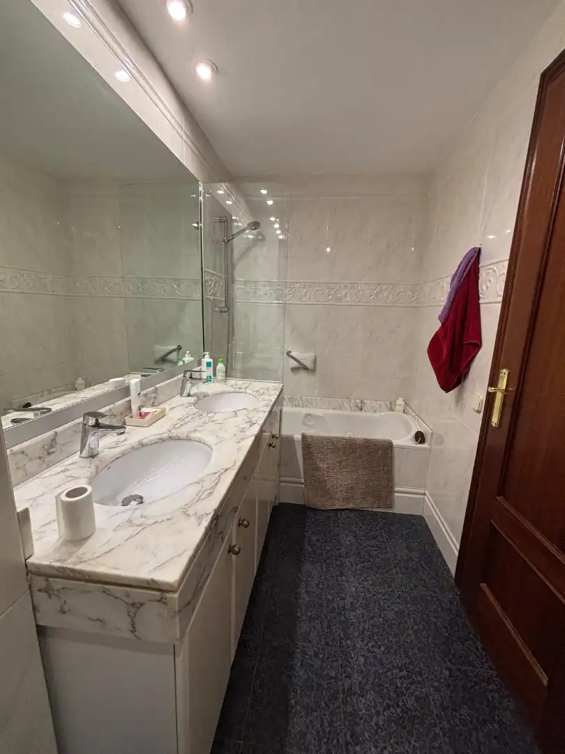 Baño de Casa o chalet en venta en L'Hospitalet de Llobregat con Jardín privado