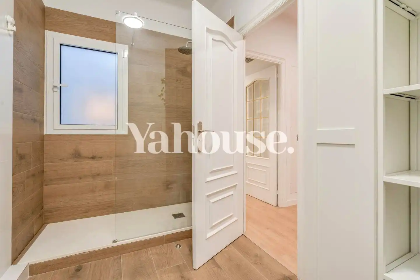 Badezimmer von Wohnung zum Verkauf in Barcelona mit Klimaanlage, Heizung und Parkett