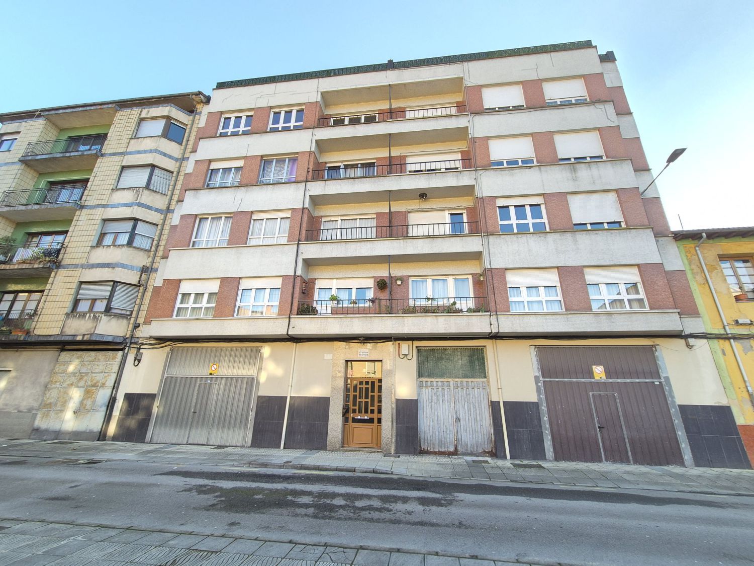 Vista exterior de Pis en venda en Langreo amb Calefacció, Terrassa i Balcó