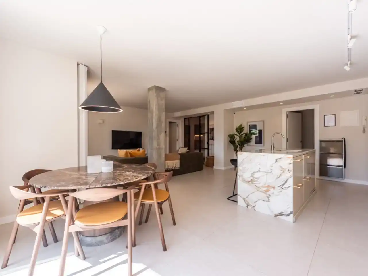 Sala d'estar de Pis en venda en Marbella amb Aire condicionat, Piscina i Balcó
