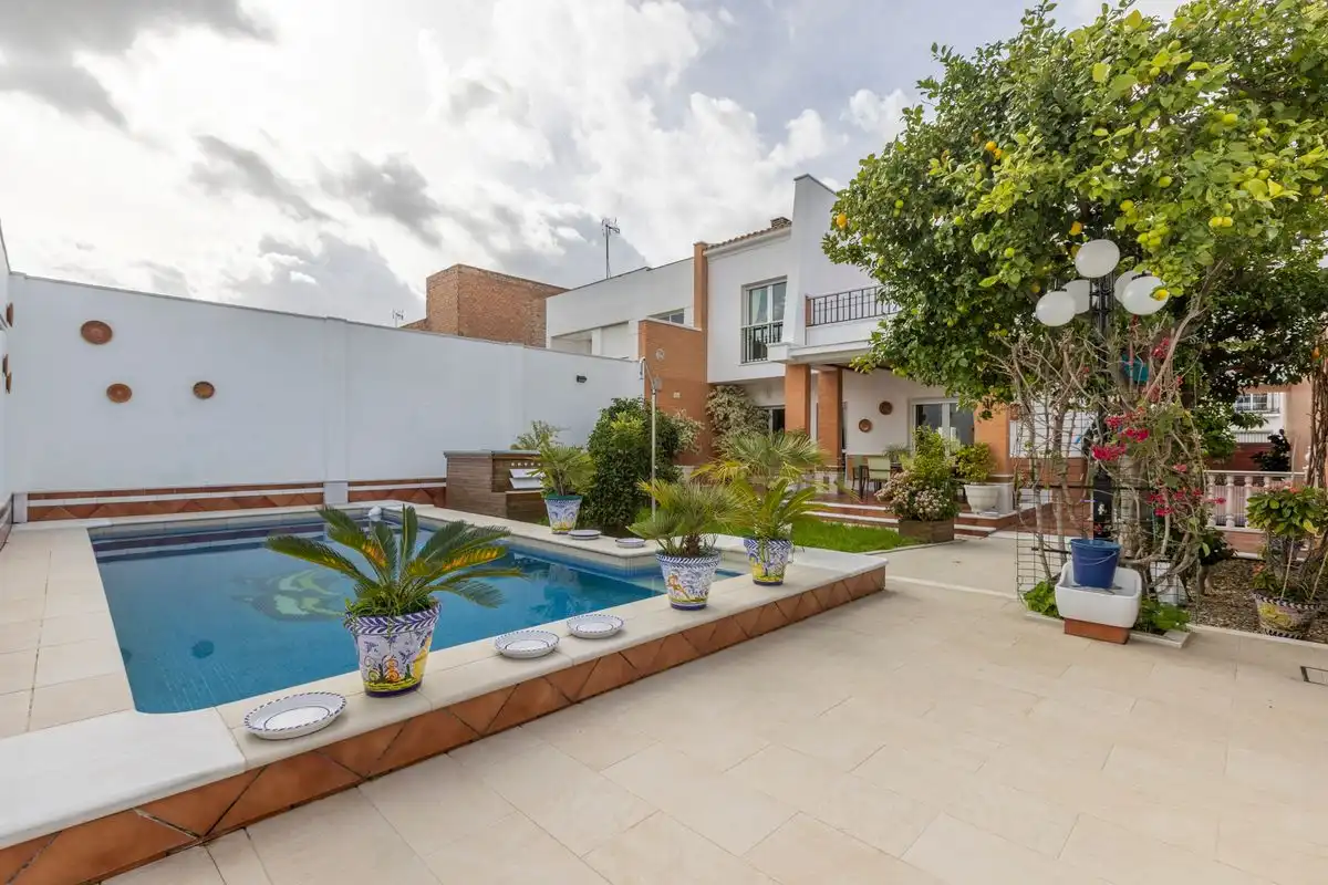 Jardí de Casa adosada en venda en Santiponce amb Aire condicionat, Calefacció i Jardí privat