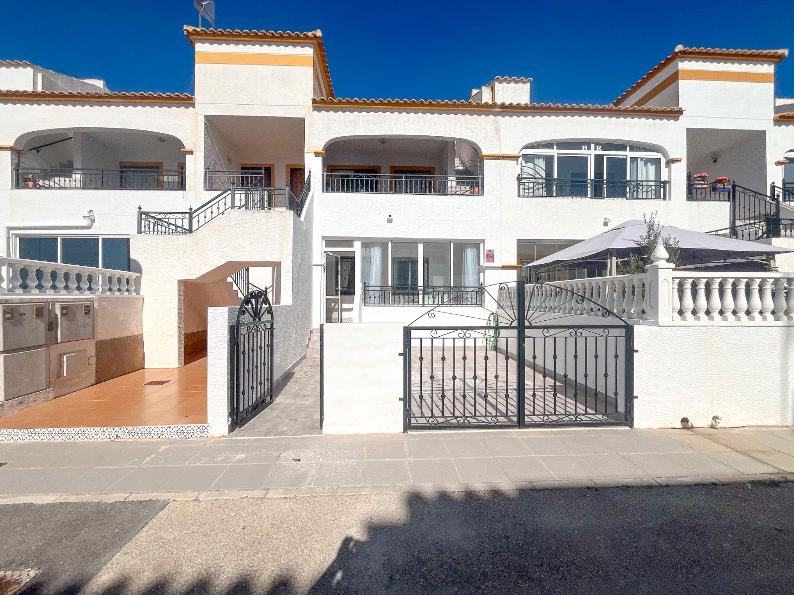 Vista exterior de Casa o xalet en venda en Orihuela amb Aire condicionat, Jardí privat i Terrassa