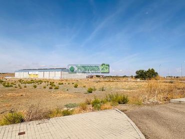 Terreny industrial en venda a Yuncler