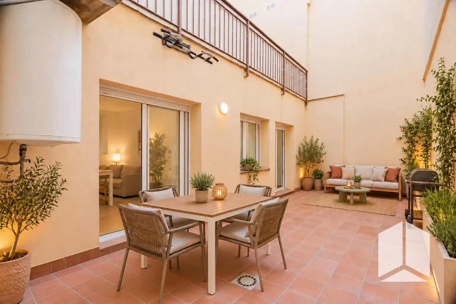 Terraza de Planta baja en venta en Castell - Poble Vell